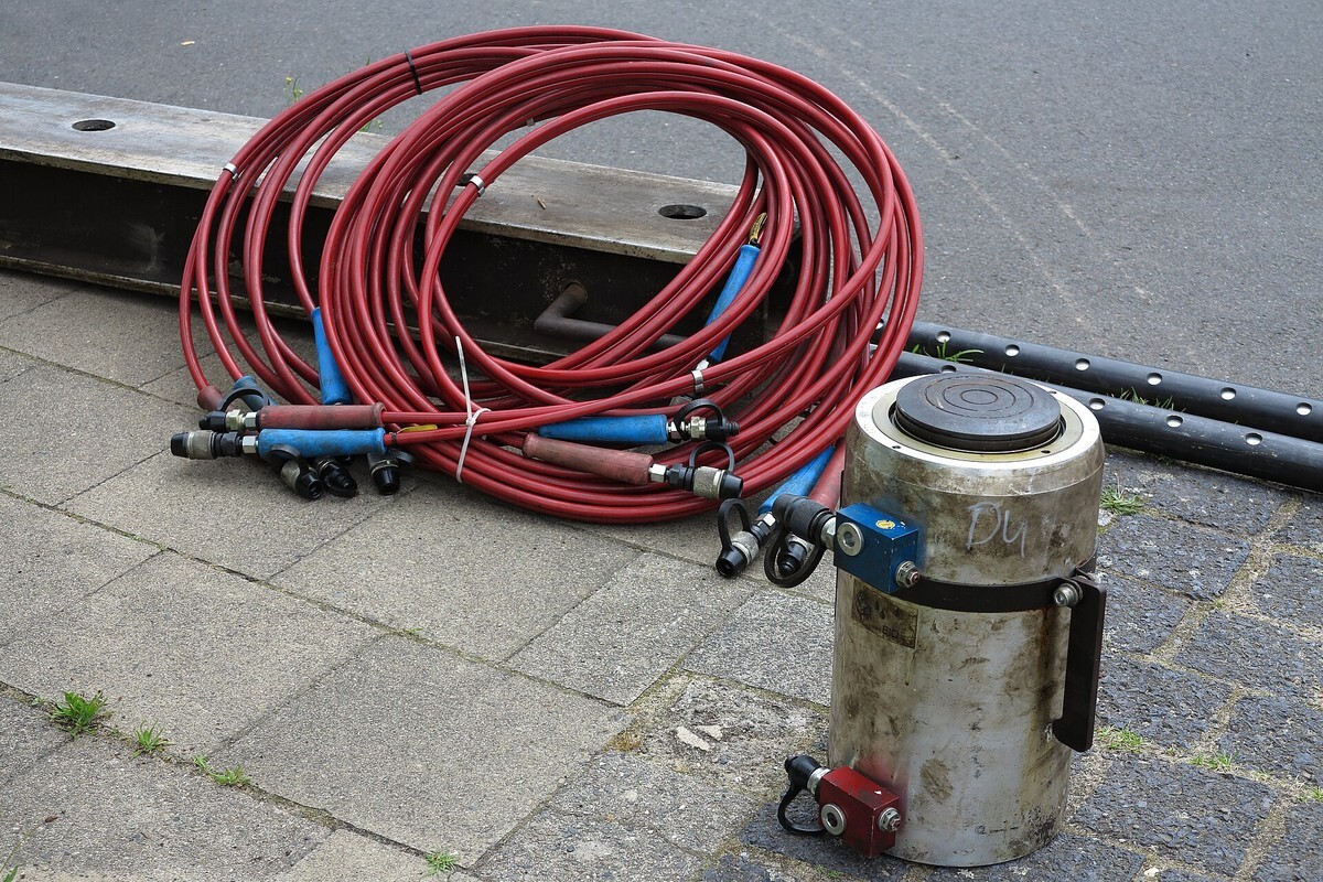 Hydraulic hoses connected to a cylinder for temperature and routing checks
