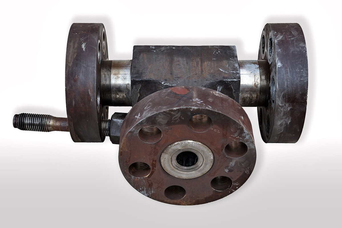 High-pressure flanged fitting showing bolt-hole flange connection details